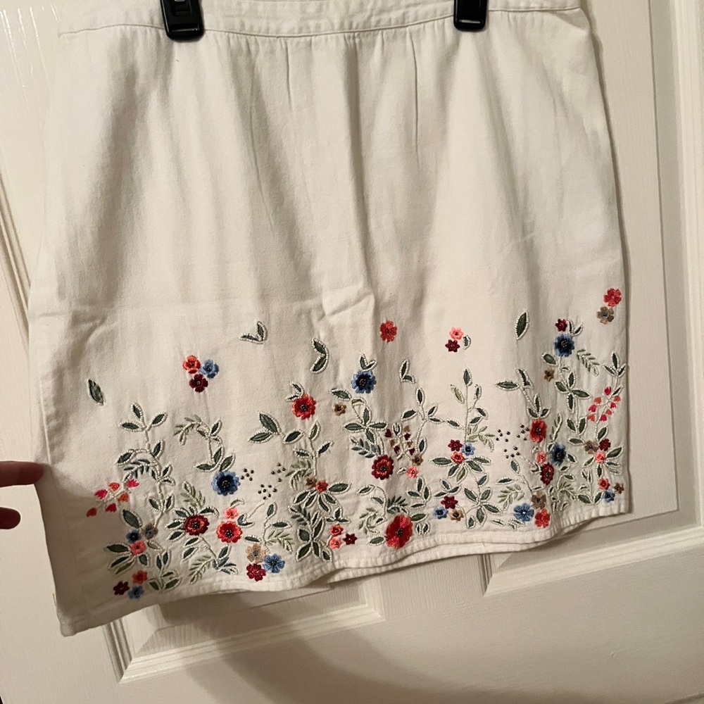 Floral beaded white structured skirt